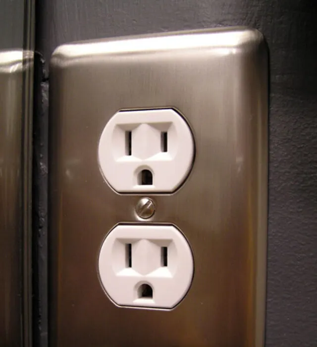 Photo of the outlet: a standard US duplex wall outlet
